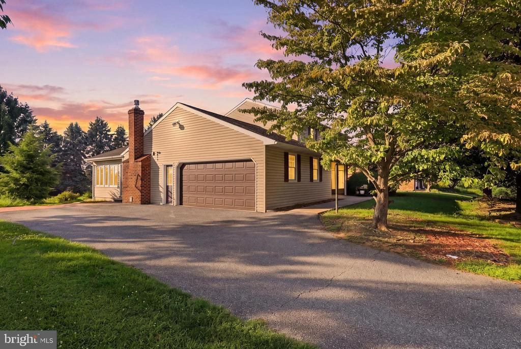90 STEFFIE DRIVE , MOUNT WOLF, PA 17347