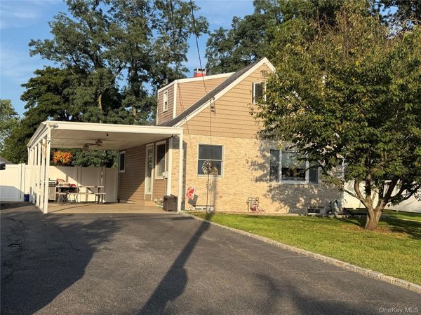 7 Crystal Lane, Brentwood, NY 11717