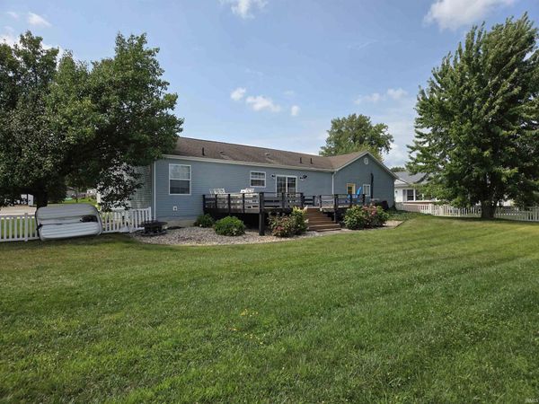 9828 N Lincoln Rd, Unit PIER 418-5, Syracuse, IN 46567