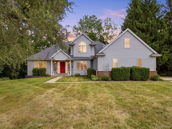 575 Lakes Edge Drive, Oxford Village, Mi 48371
