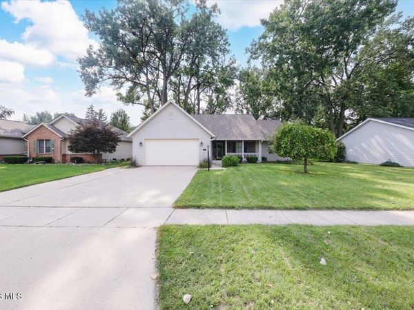 26 Hawthorne Drive , Delta, OH 43515