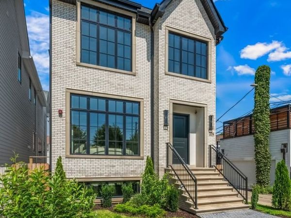 2214 W Oakdale Avenue, Chicago, IL 60618