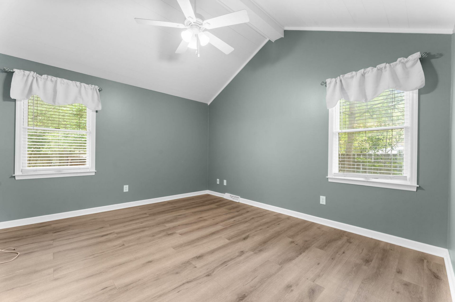 102 Worlingham Court Photo 18