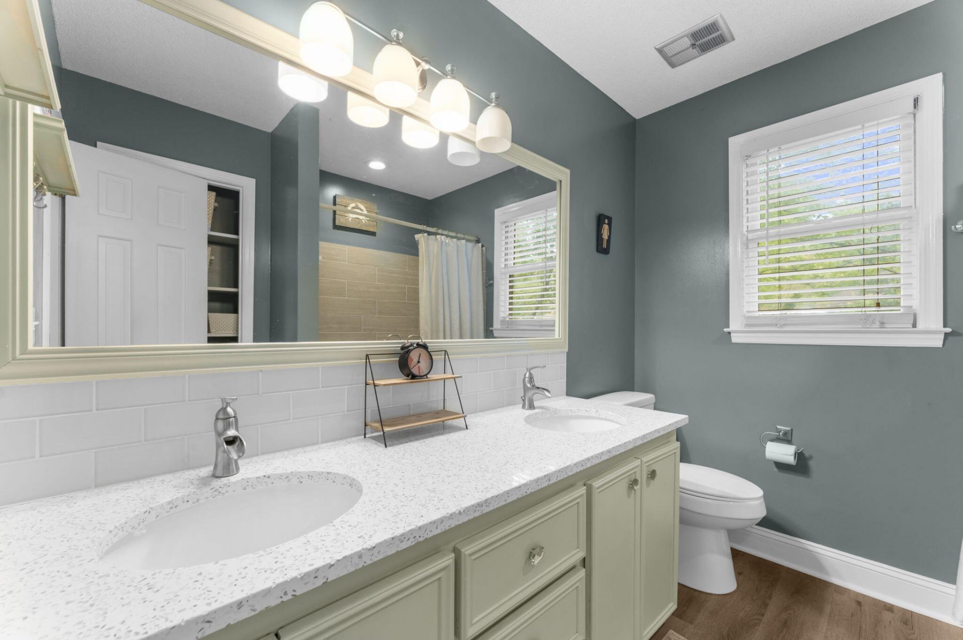 102 Worlingham Court Photo 26