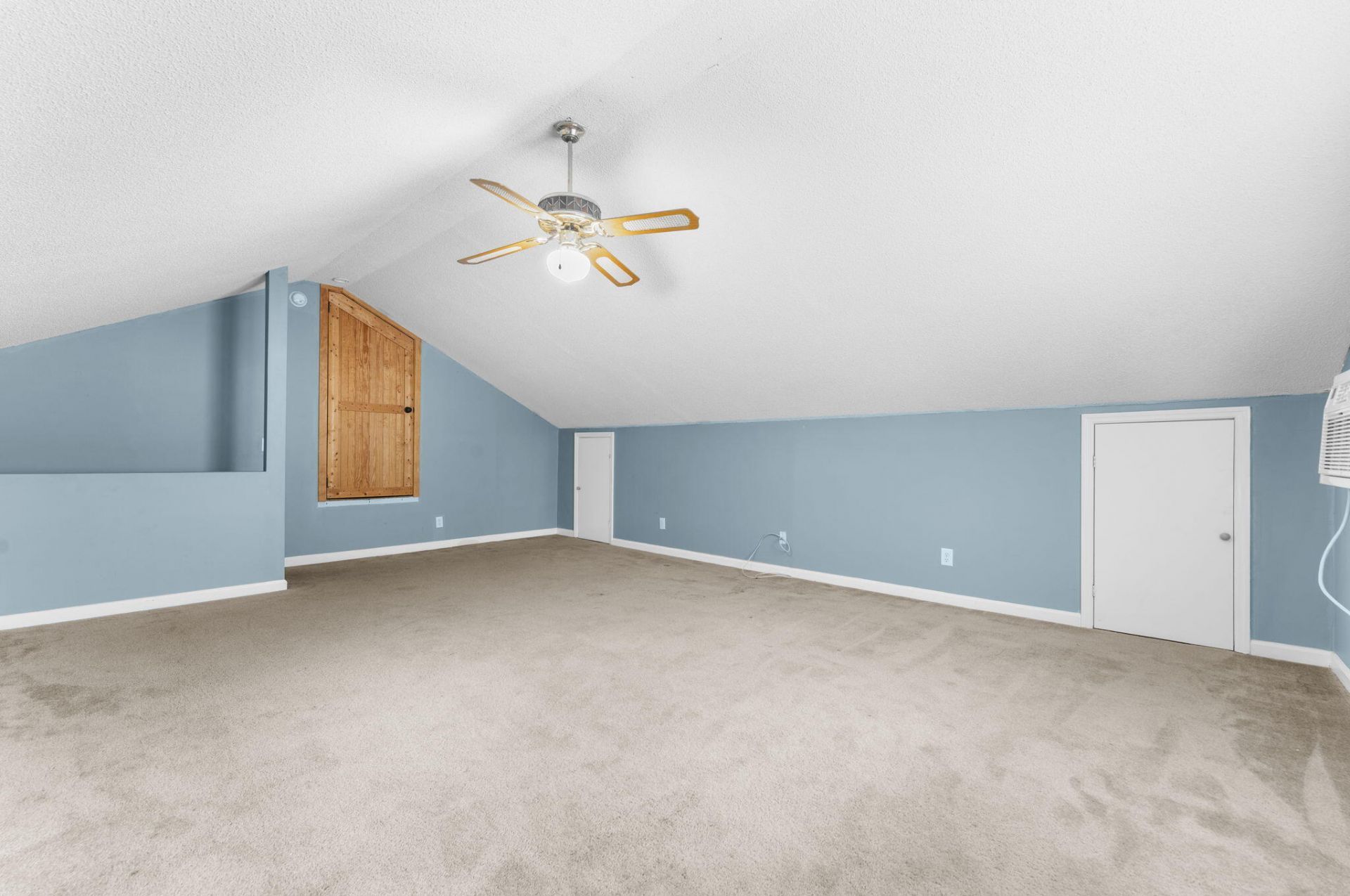 102 Worlingham Court Photo 33