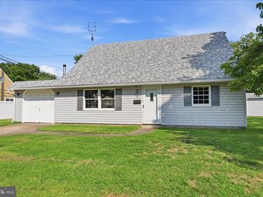 2 TIMOTHY LANE, LEVITTOWN, PA 19054
