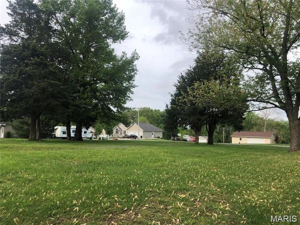 504 Julie Ann Drive, St Elmo, IL 62458