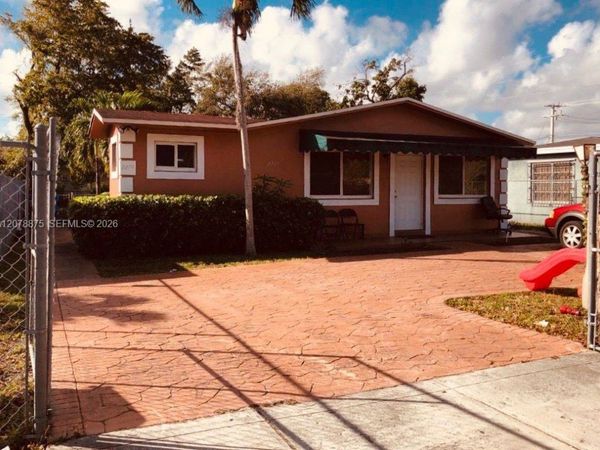 2272 NW 66th St , Miami, FL 33147