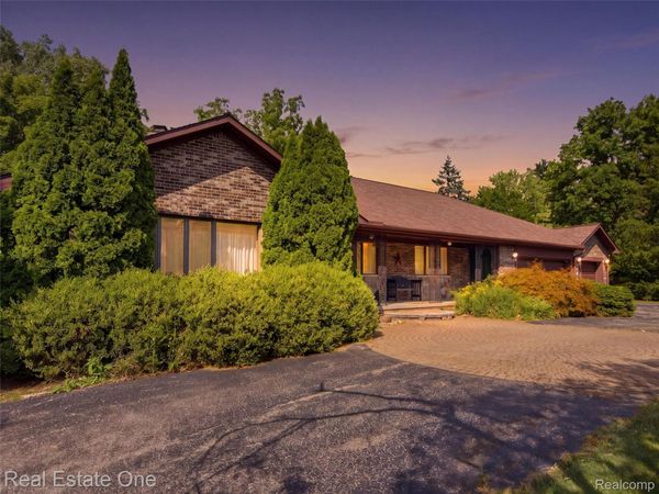2626 W Wattles Road, Troy, Mi 48098