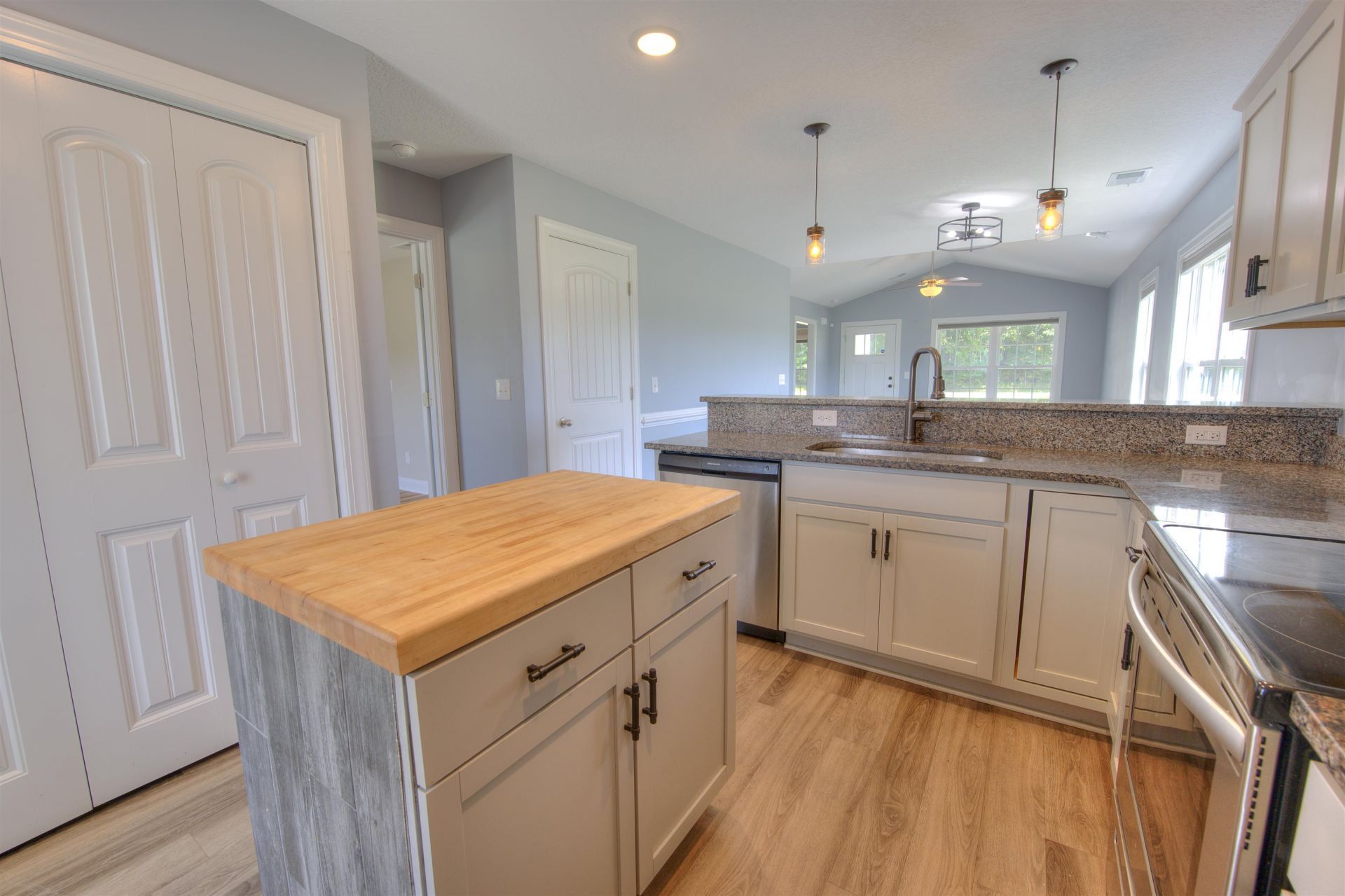 2587 Southern Crest Dr. Photo 11
