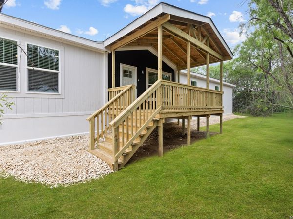 697 County Road 664, Devine, TX 78016