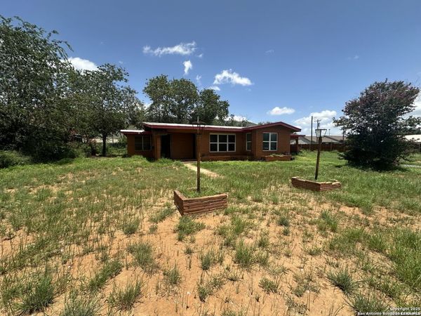 411 S TREVINO ST, Pearsall, TX 78061