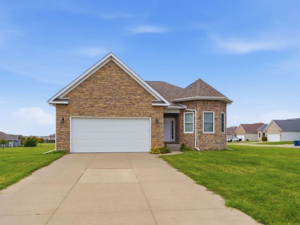 63 Cobblestone Lane, Le Claire, IA 52753