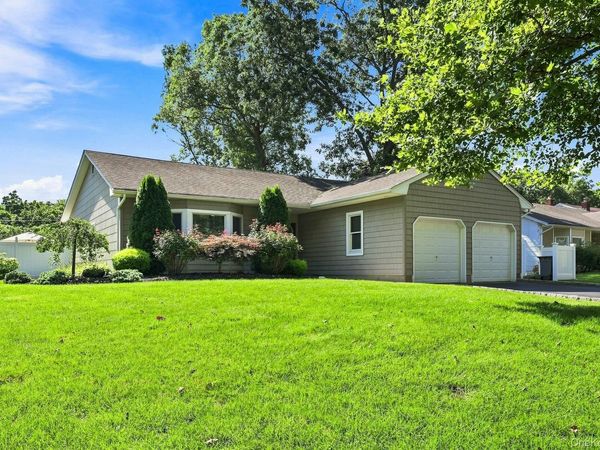 8 Marlan Court , Smithtown, NY 11787