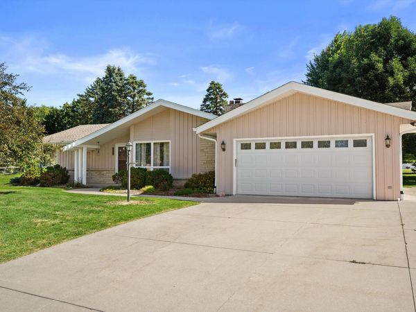 1940 S Park Wood Ln, New Berlin, WI 53151