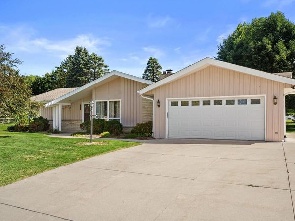 1940 S Park Wood LANE, New Berlin, WI 53151