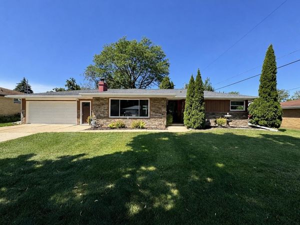 1700 CHATEAU DRIVE, Green Bay, WI 54301