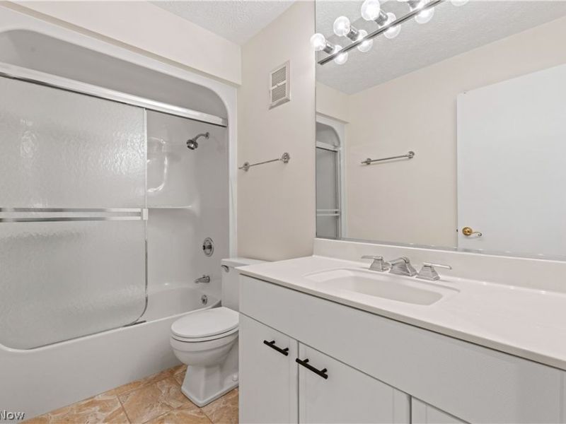 1049 N Medina Line Road, Akron, OH 44333 Photo 25