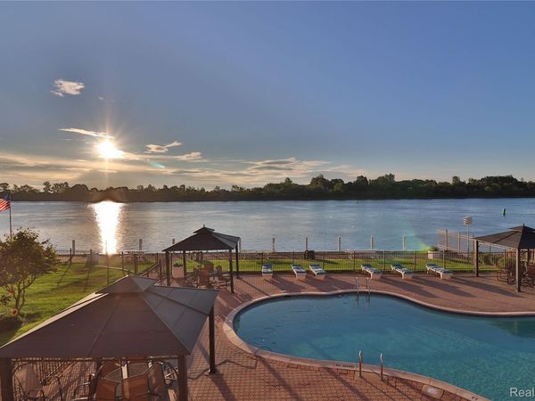 3301 Biddle Avenue, Unit 2B, Wyandotte, Mi 48192
