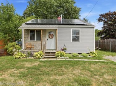 1233 Carman , Burton, Mi 48529