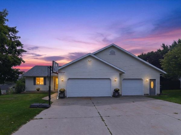 423 Sunset Drive, Poynette, WI 53955