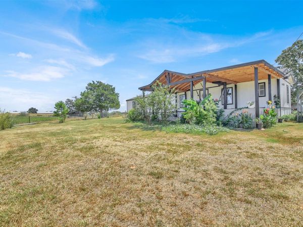 599 Rocky LN, Luling, TX 78648