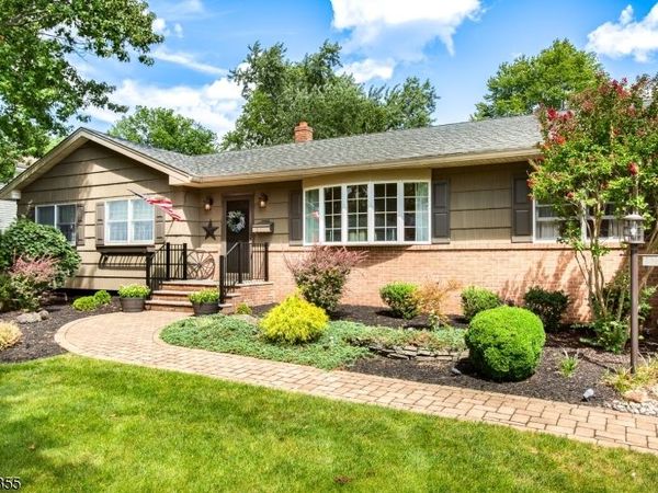 211 Briarheath Lane, Clark, NJ 07066