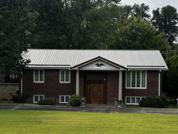 230 Forrest Road, Hurricane, WV 25526