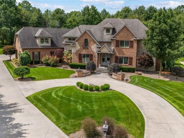 1555 Fox Den Court , Canfield, OH 44406