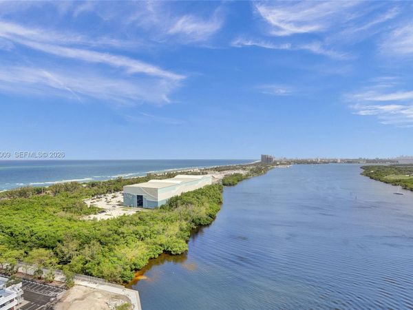 300 Bayview Dr, Unit PH10, Sunny Isles Beach, FL 33160