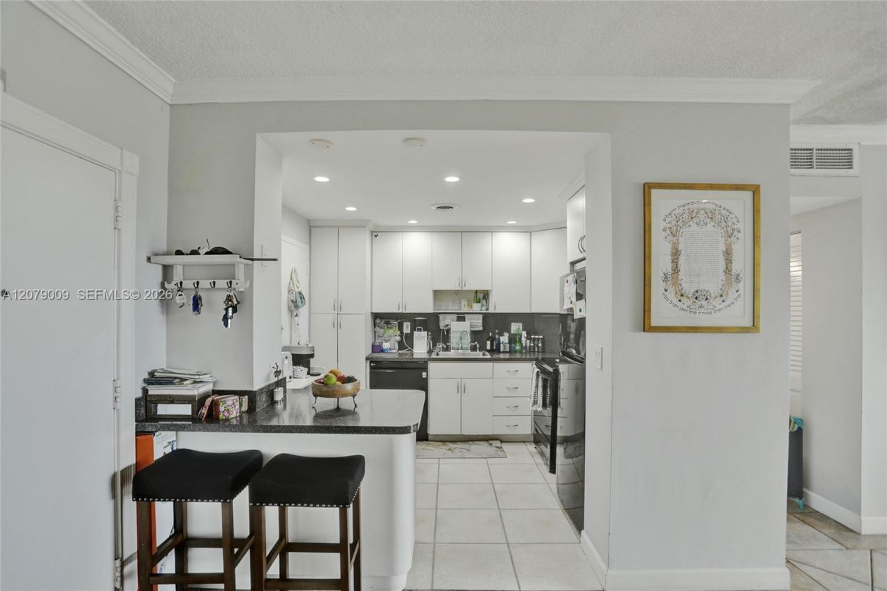 300 Bayview Dr, Unit PH10, Sunny Isles Beach, FL 33160 Photo