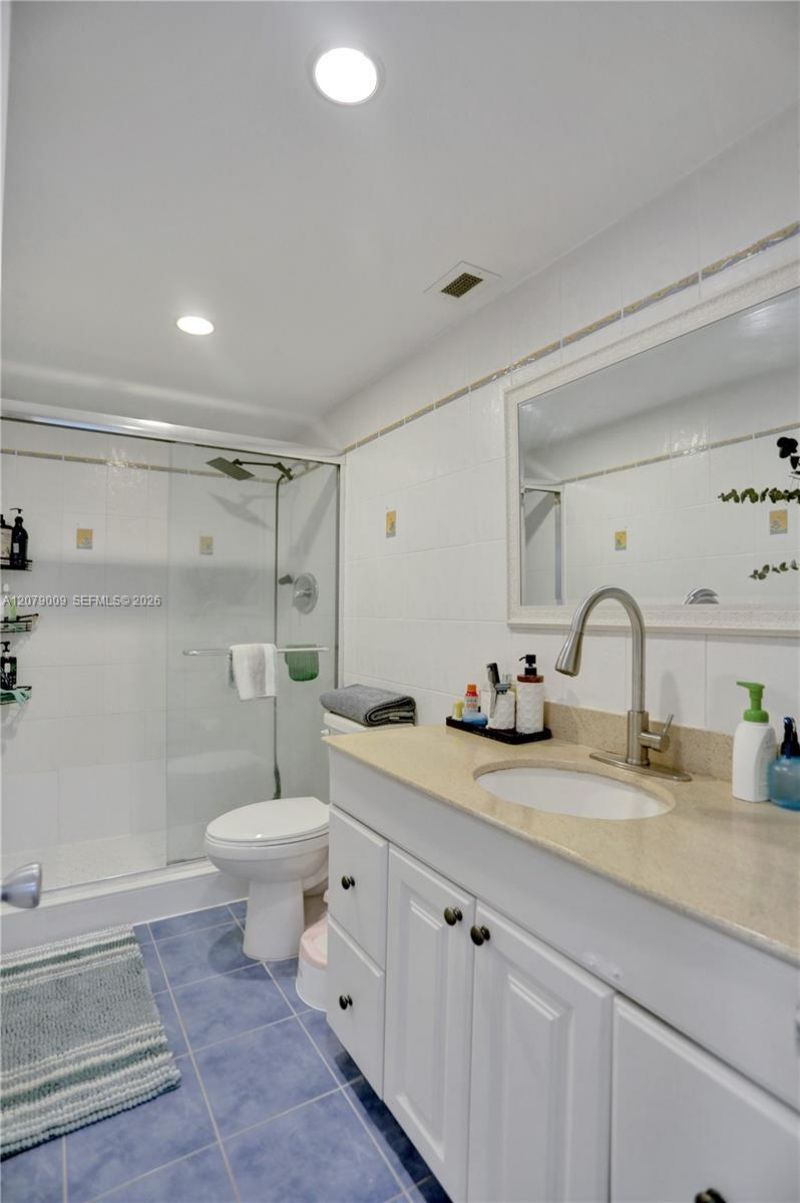 300 Bayview Dr, Unit PH10, Sunny Isles Beach, FL 33160 Photo