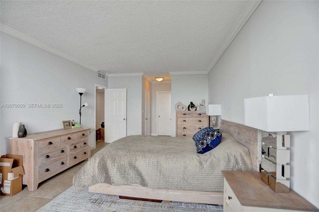 300 Bayview Dr, Unit PH10, Sunny Isles Beach, FL 33160 Photo