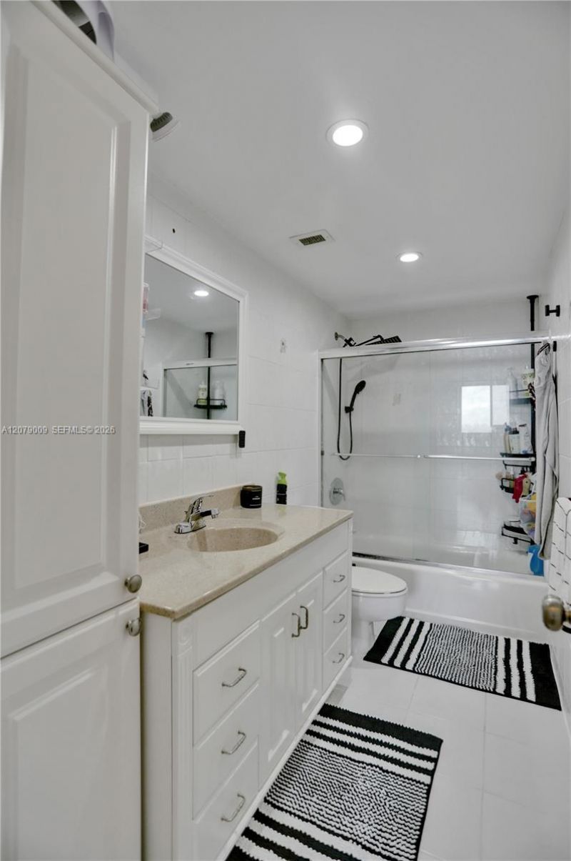 300 Bayview Dr, Unit PH10, Sunny Isles Beach, FL 33160 Photo