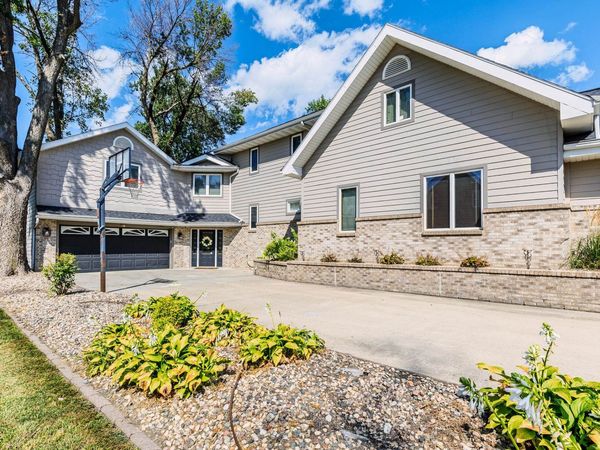 303 Ave D East , Lake Park, IA 51347