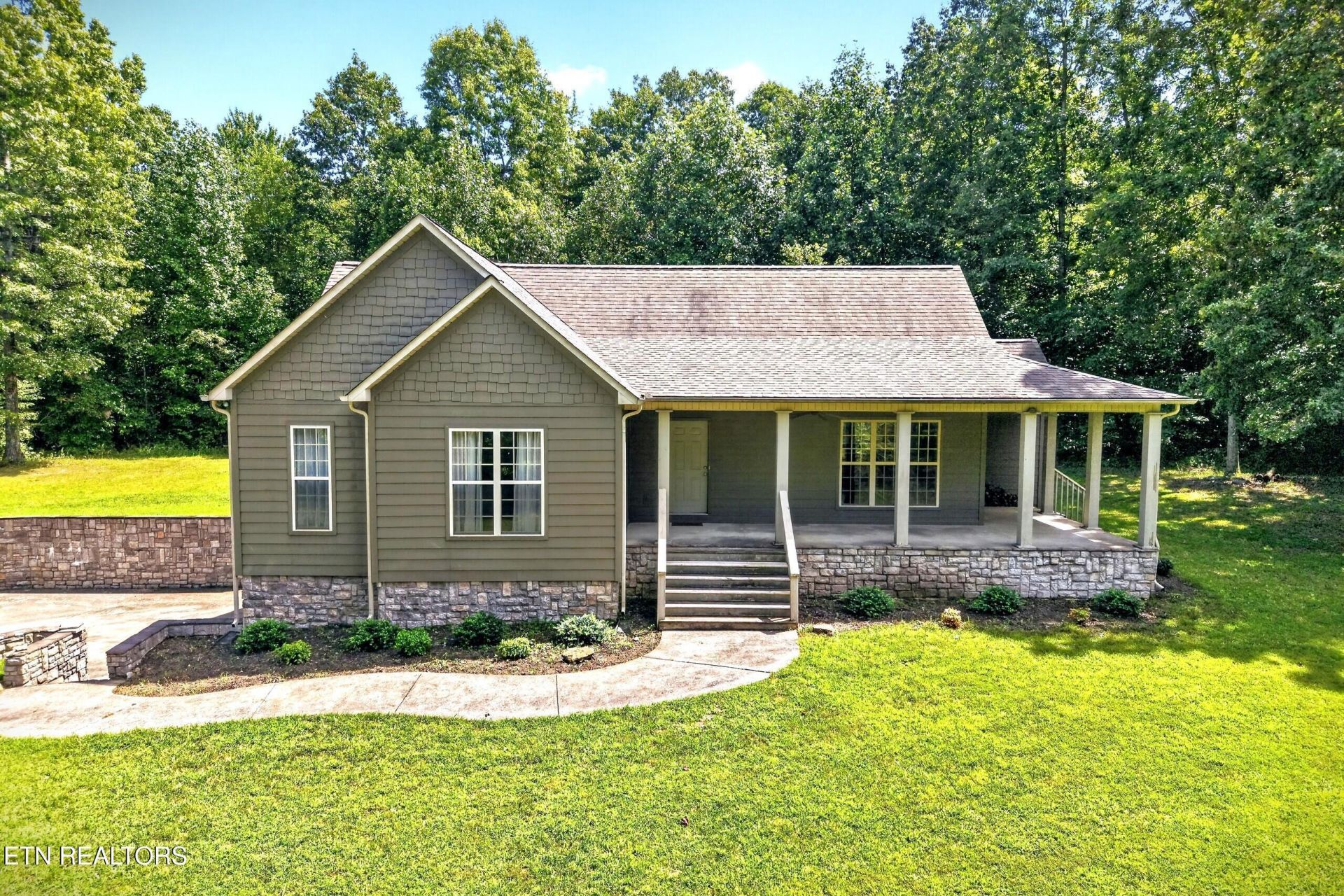 813 Mayland Rd, Crossville, TN 38571 Main Photo