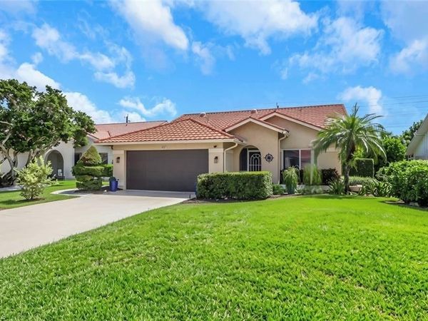 437 Fox Den CIR , NAPLES, FL 34104