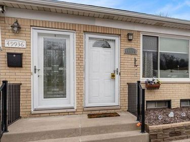49936 Helfer Boulevard W, Unit 8, Wixom, Mi 48393