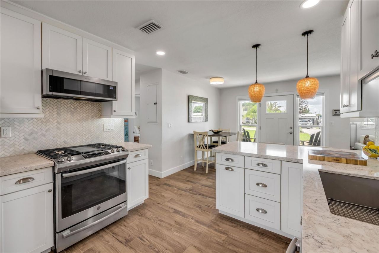 828 E 25th Avenue, New Smyrna Beach, FL 32169 Photo