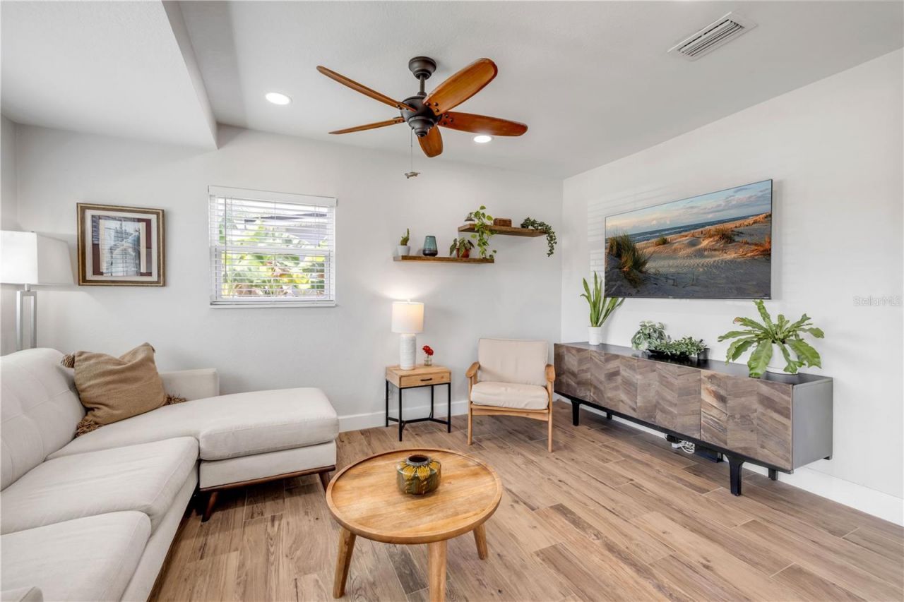 828 E 25th Avenue, New Smyrna Beach, FL 32169 Photo