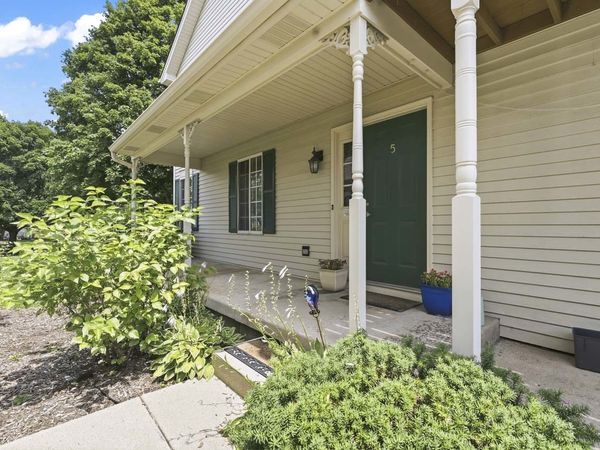 5 W Pheasant Trail , Unit 05, Lake In The Hills, IL 60156