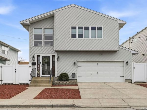 251 Arthur Street , Freeport, NY 11520