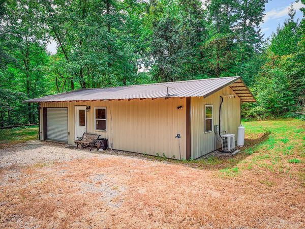 2195 Whiteoak Rd E, Clifton, TN 38425