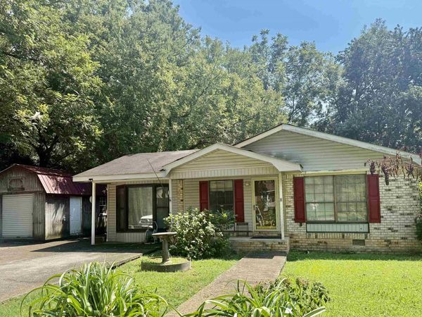 1128 8th St, Tuscumbia, AL 35674