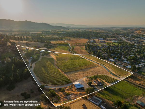 202 Pleasant View Road, Talent, OR 97540