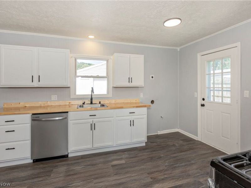 2215 Willowrow Avenue NE, Canton, OH 44705 Photo 9
