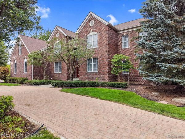49899 Leyland Circle , Novi, Mi 48374