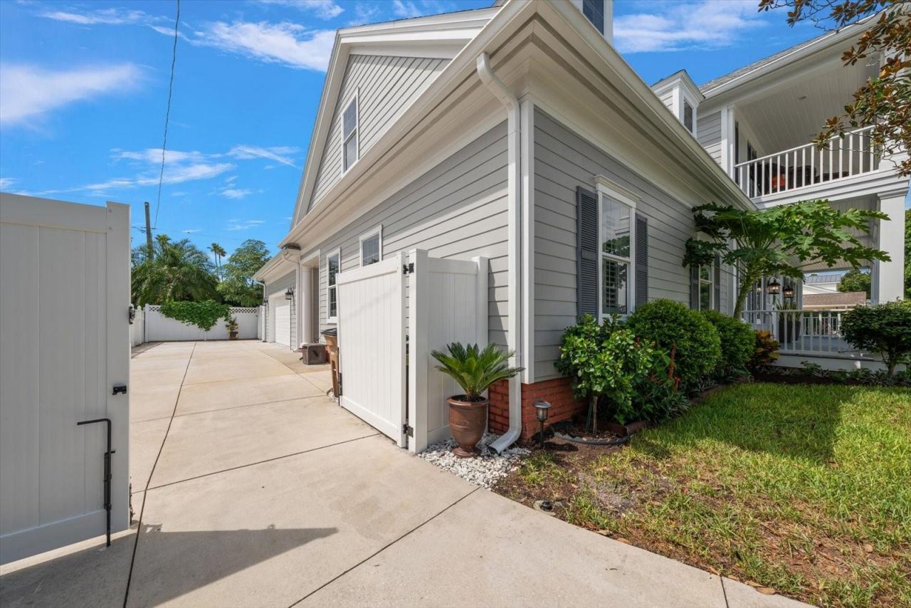 1322 Golf View Drive, Belleair, FL 33756 Photo