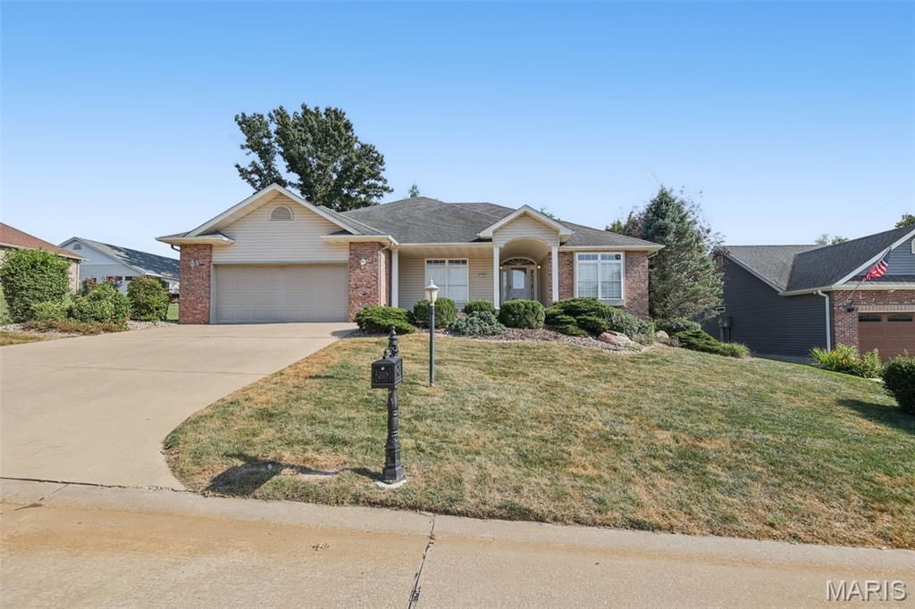 1403 White Oak Trail, Godfrey, IL 62035 Main Photo