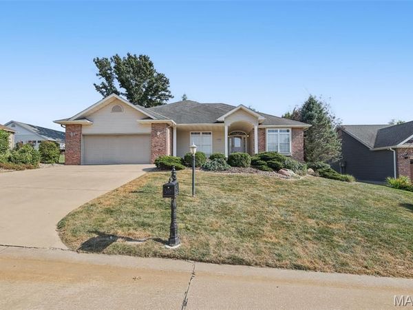 1403 White Oak Trail, Godfrey, IL 62035
